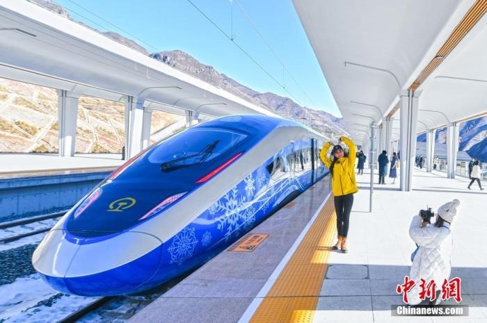 1月12日，河北省張家口市崇禮區(qū)，路側(cè)矗立的北京冬奧會(huì)標(biāo)志。崇禮11日迎來(lái)降雪，雪后的崇禮冬奧氛圍濃。 <a target='_blank' href='/'>中新社</a>記者 賈天勇 攝