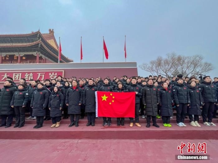 1月25日，北京冬奧會中國體育代表團部分成員來到天安門廣場觀看升國旗儀式，并宣誓出征。圖為中國體育代表團部分成員宣誓出征北京冬奧會。 <a target='_blank' href='/'>中新社</a>發(fā) 國家體育總局冬季運動管理中心 供圖