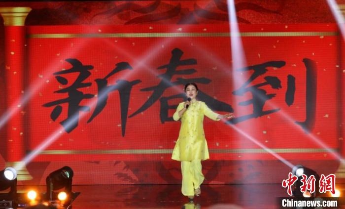 朱明瑛演唱《新春到》?！”本┟裾块T供圖