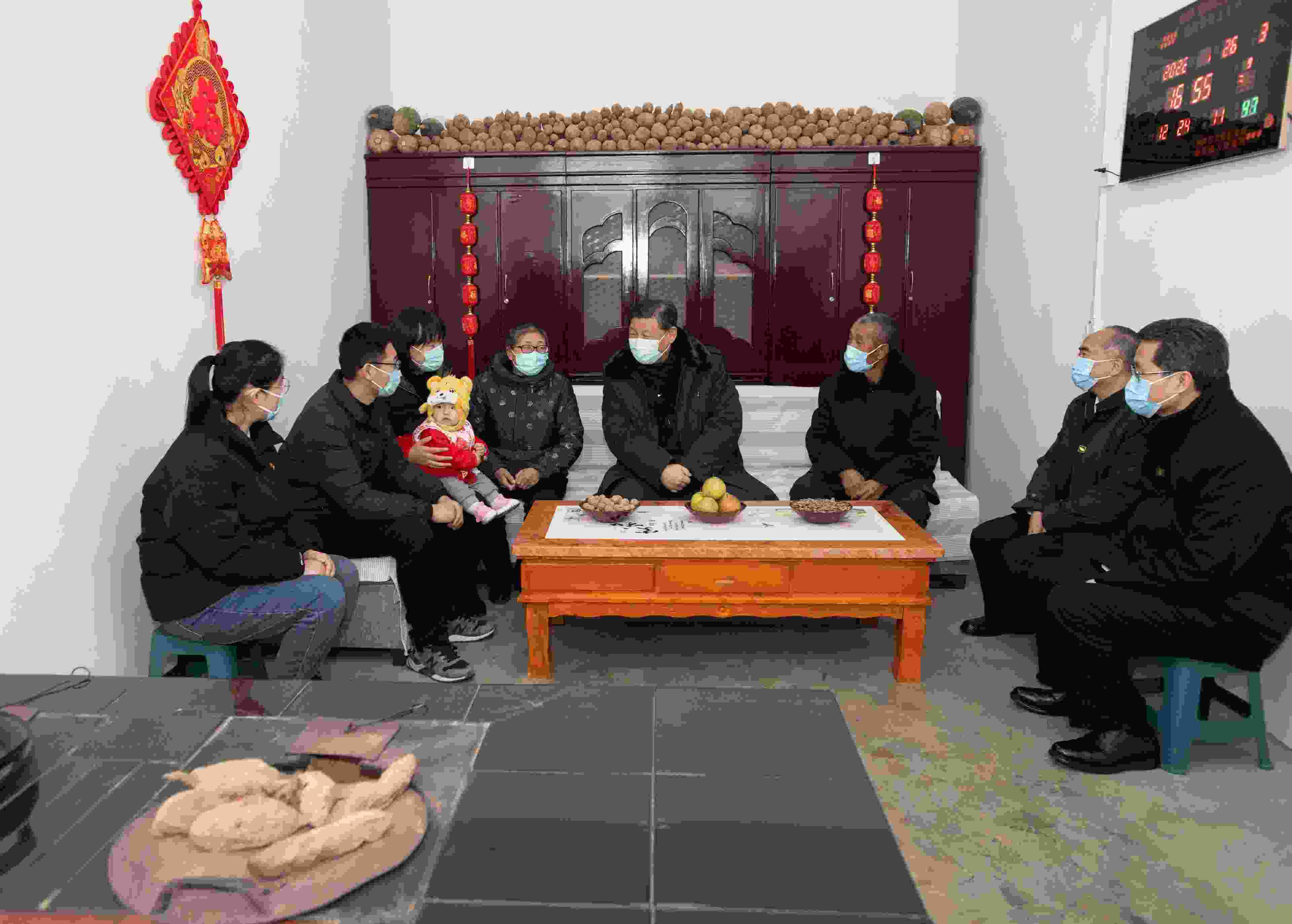 △2022年1月26日，中共中央總書記、國家主席、中央軍委主席習(xí)近平在臨汾市汾西縣僧念鎮(zhèn)段村同村民蔡文明一家親切交流。