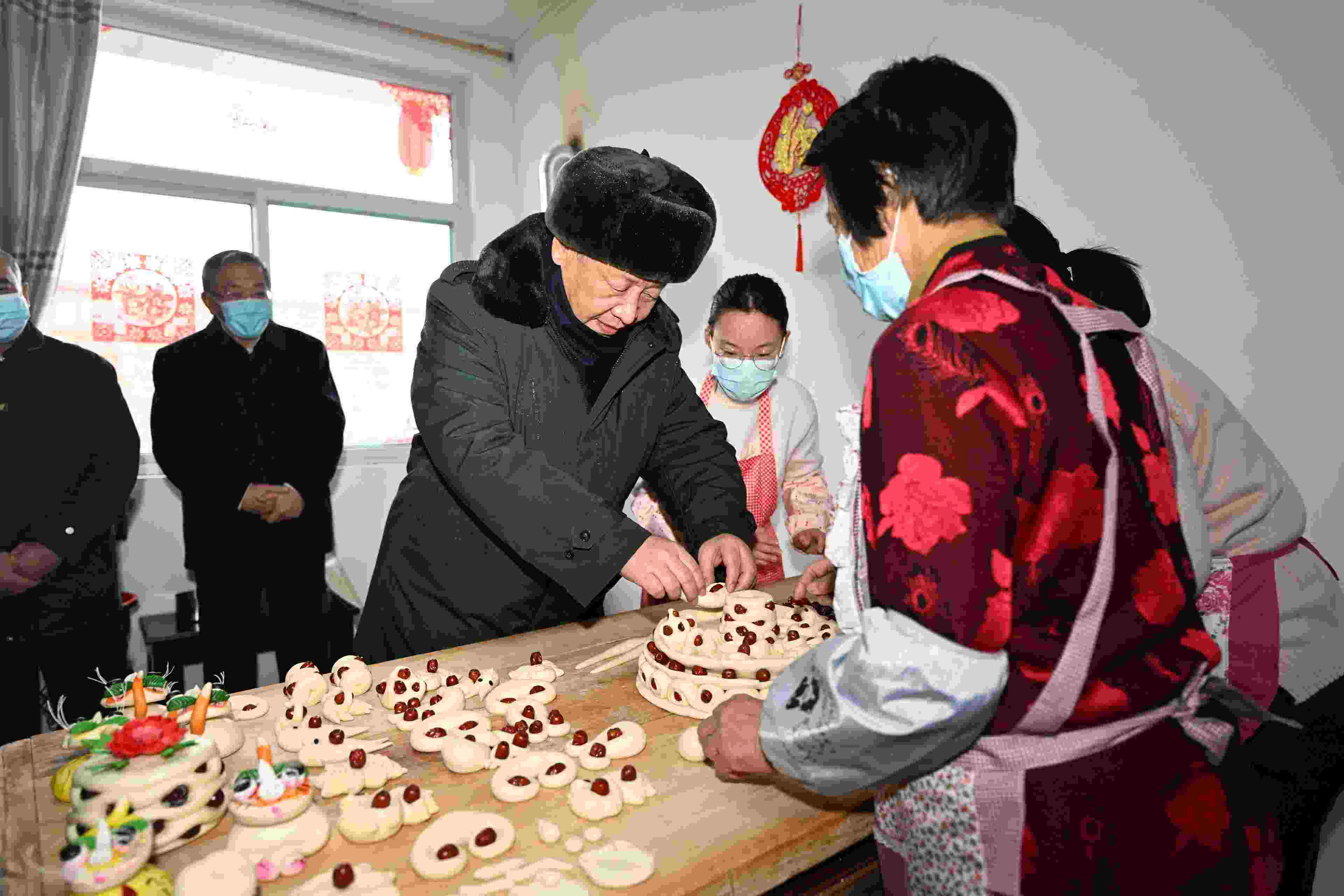 △2022年1月26日，中共中央總書記、國家主席、中央軍委主席習(xí)近平在臨汾市霍州市師莊鄉(xiāng)馮南垣村，同師紅兵一家做年饃。