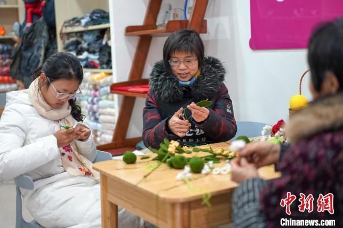 文創(chuàng)工作室的姐妹們正在鉤織月桂葉片?！」帕捡x 攝