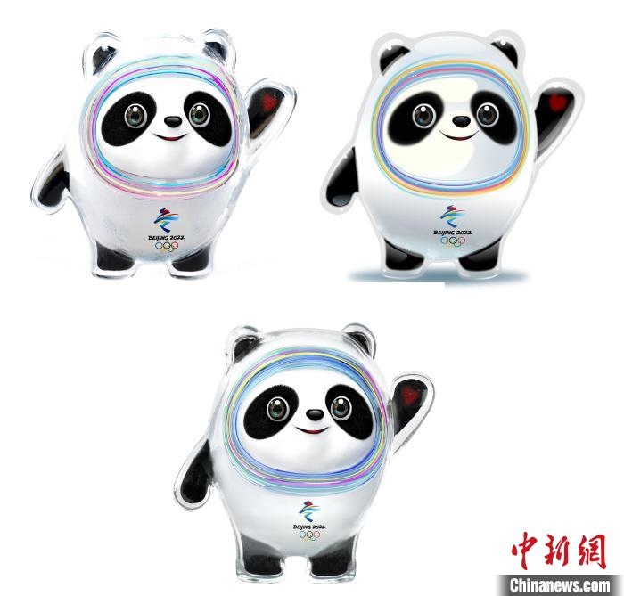 設(shè)計(jì)團(tuán)隊(duì)將“冰絲帶”的形象引入大熊貓后逐漸成型。上方兩個(gè)形象還是外八字腳，下方形象為最終定稿。　劉平云供圖