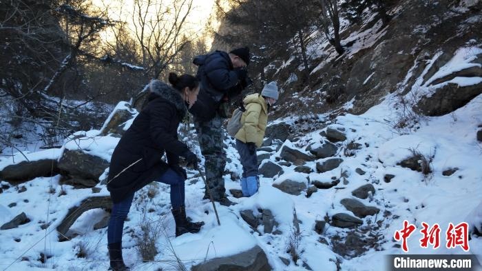 圖為工作人員發(fā)現(xiàn)疑似放歸雪豹的痕跡(資料圖)?！?nèi)蒙古賀蘭山國家級自然保護區(qū)供圖