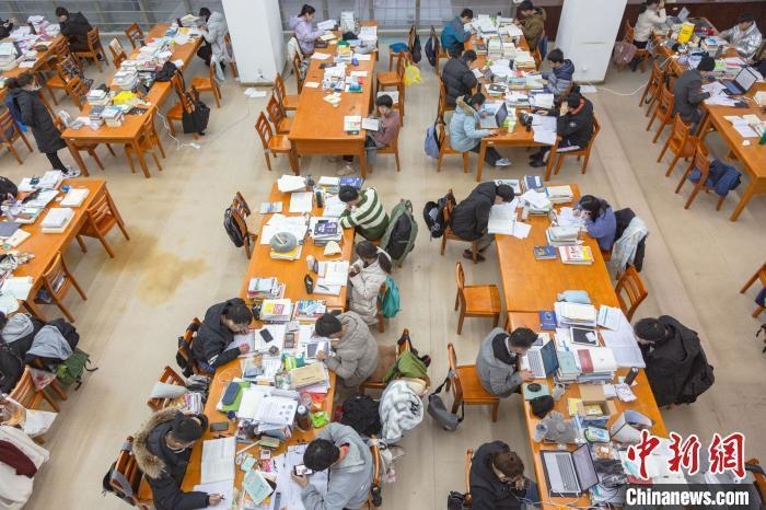 資料圖：南昌大學(xué)圖書館自習(xí)室內(nèi)，考生正在緊張復(fù)習(xí)?！⒘?攝