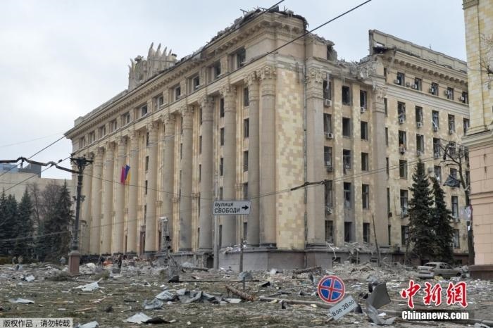 當?shù)貢r間3月1日，烏克蘭哈爾科夫市中心的政府大樓廣場遭到炮擊。