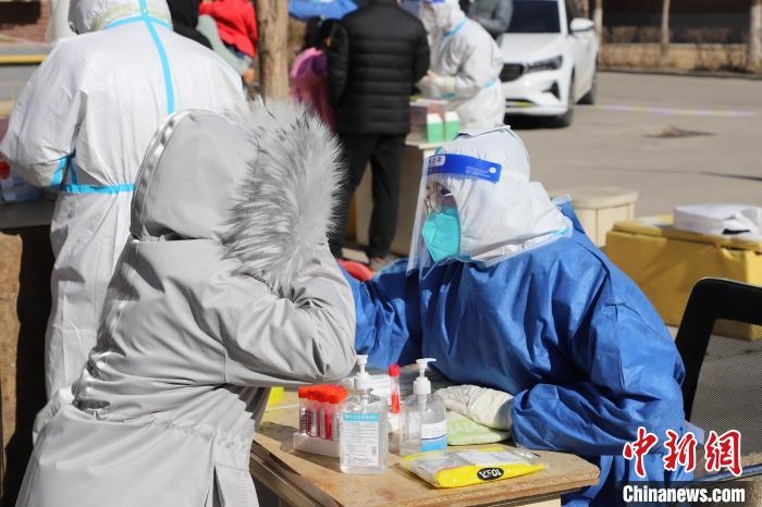 呼和浩特市民做核酸。　張林虎 攝