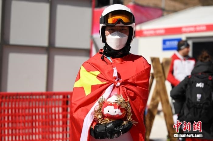 3月6日，中國選手梁景怡在賽后手捧吉祥物。當(dāng)日，北京2022年冬殘奧會殘奧高山滑雪男子超級大回轉(zhuǎn)-站姿決賽在國家高山滑雪中心舉行，中國選手梁景怡奪得冠軍。 <a target='_blank' href='/'>中新社</a>記者 劉冉陽 攝 　