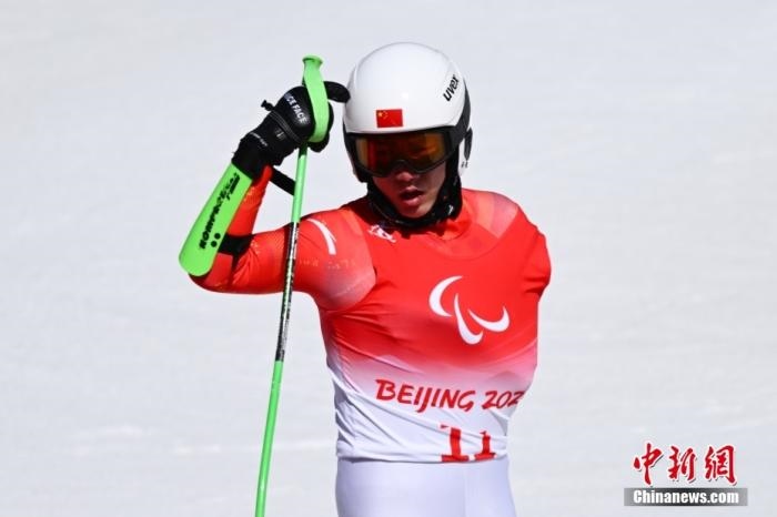 3月6日，中國選手梁景怡賽后慶祝勝利。當(dāng)日，北京2022年冬殘奧會殘奧高山滑雪男子超級大回轉(zhuǎn)-站姿決賽在國家高山滑雪中心舉行，中國選手梁景怡奪得冠軍。 <a target='_blank' href='/'>中新社</a>記者 劉冉陽 攝 　