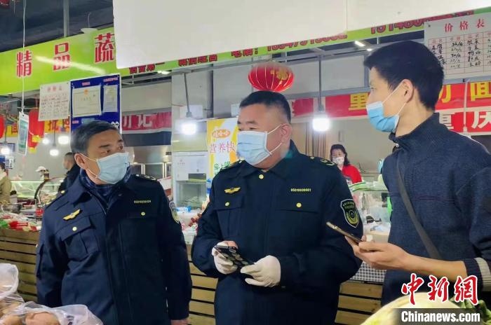 圖為執(zhí)法人員進行調(diào)查?！±铈面谩z