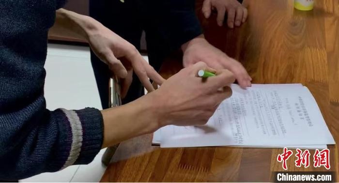 圖為現(xiàn)場下達詢問通知書?！±铈面?攝