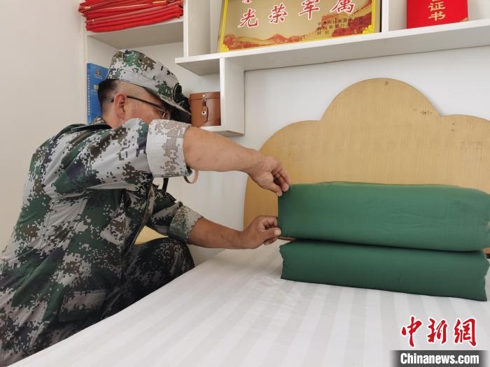 圖為謝寶民以軍人標(biāo)準(zhǔn)要求自己?！∈茉L者供圖