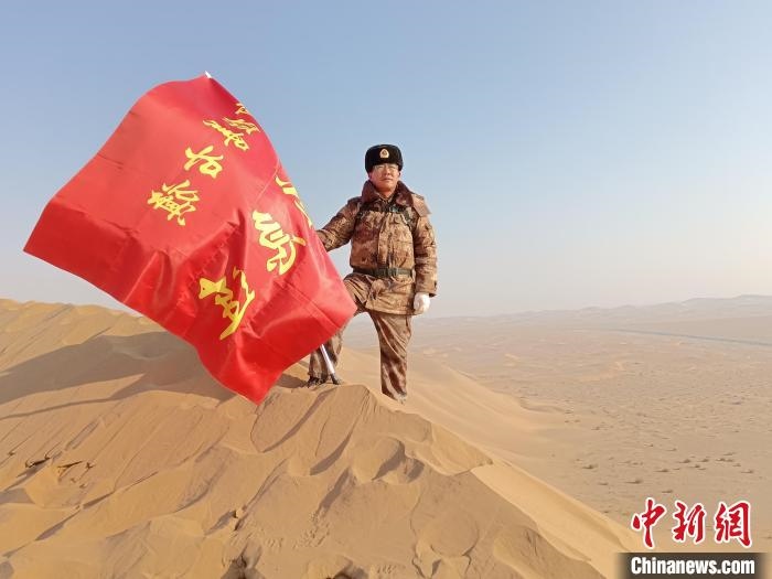 圖為在荒漠中駐守的謝寶民。　受訪者供圖