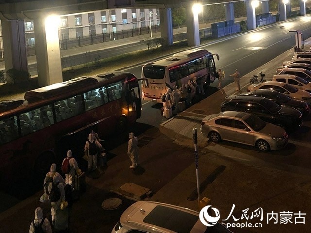 高校學(xué)生有序登車(chē)，前往隔離點(diǎn)。內(nèi)蒙古教育廳供圖