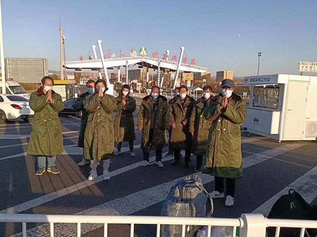 護送農民工安全返鄉(xiāng)。賽罕區(qū)民政局供圖