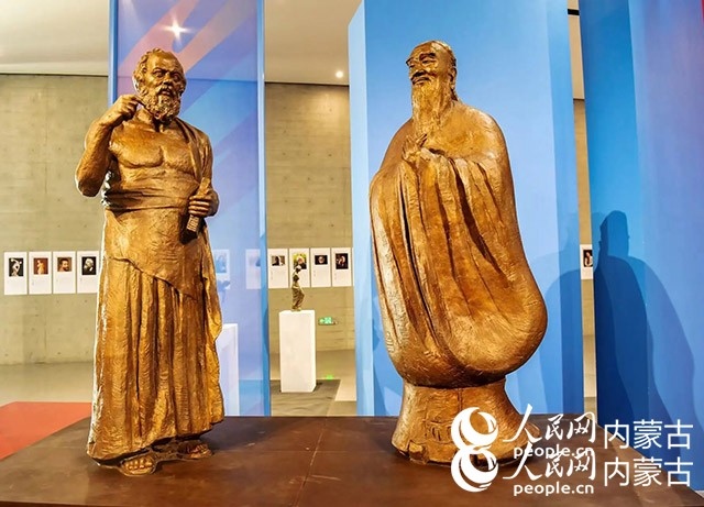 吳為山作品《神遇——孔子與蘇格拉底的對話》。實習(xí)生 楊光攝