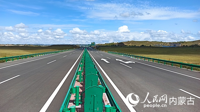 G1611經(jīng)棚至烏蘭布統(tǒng)高速公路項(xiàng)目。人民網(wǎng)記者 趙夢月攝