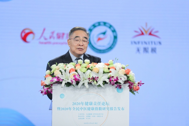 “人民英雄”國家榮譽(yù)稱號獲得者、中國工程院院士、天津中醫(yī)藥大學(xué)校長張伯禮圍繞中醫(yī)藥戰(zhàn)“疫”的經(jīng)驗(yàn)和貢獻(xiàn)進(jìn)行了主題演講.jpg