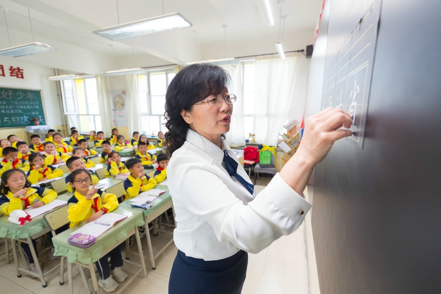 民族路小學(xué)（迎賓校區(qū)），語(yǔ)文老師燕凌云正在帶領(lǐng)同學(xué)們書寫漢字.jpg