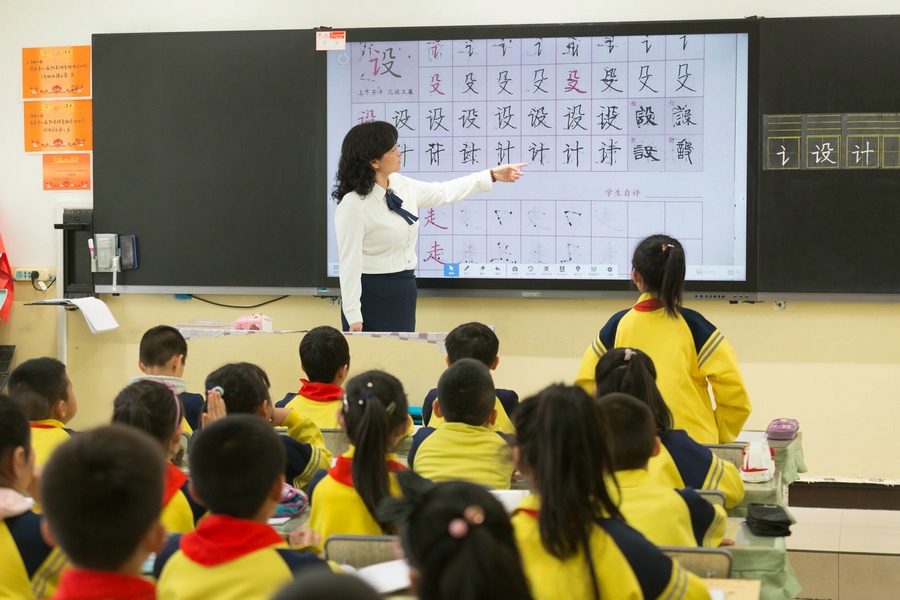 民族路小學(xué)（迎賓校區(qū)），語(yǔ)文老師燕凌云與學(xué)生們共同評(píng)議同學(xué)書寫的漢字.jpg