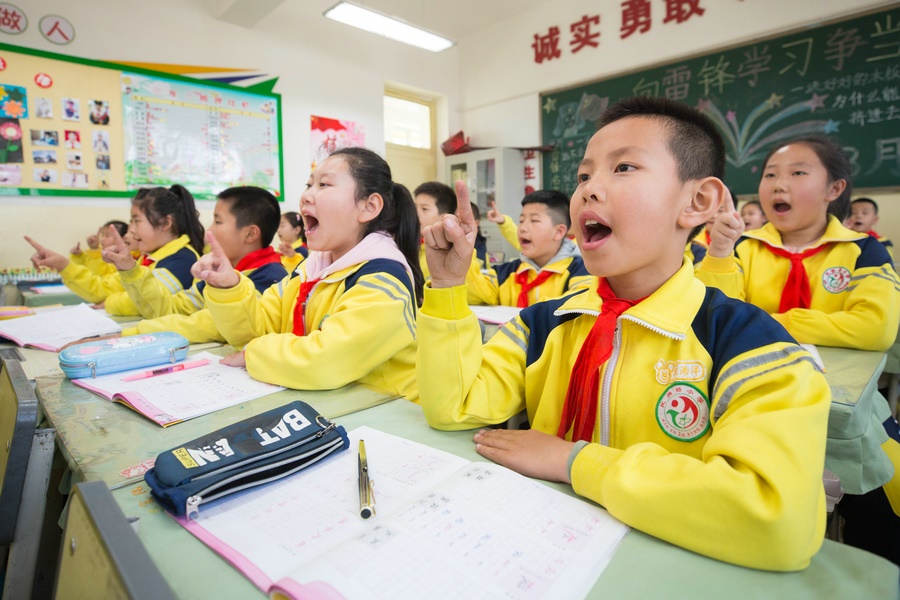 民族路小學(xué)（迎賓校區(qū)），同學(xué)們用手指虛劃筆順掌握字形（1）.jpg