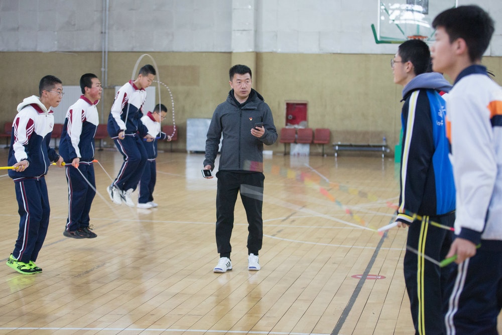 教練楊虎正在指導(dǎo)隊員訓(xùn)練.jpg