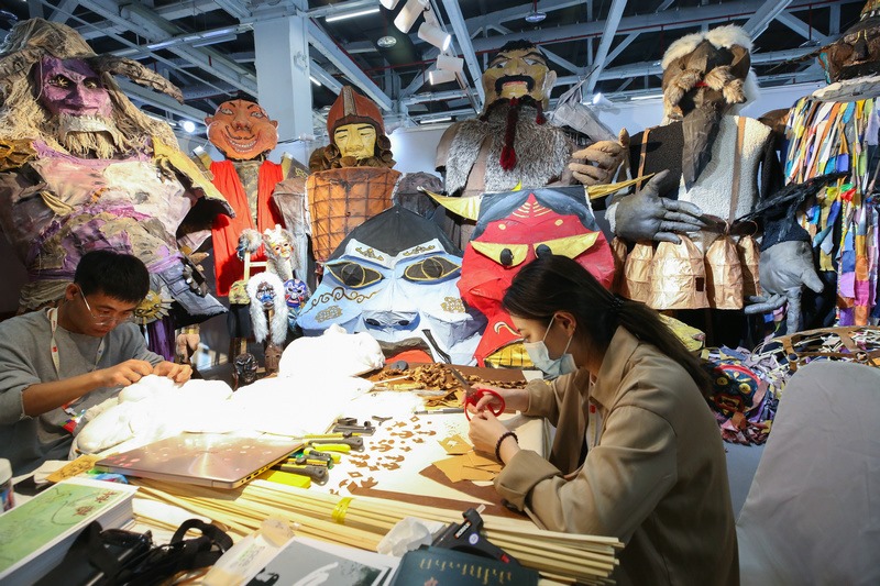 5.烏蘭劇社戲劇創(chuàng)作實(shí)踐工作坊，內(nèi)蒙古藝術(shù)學(xué)院學(xué)生現(xiàn)場(chǎng)制作相關(guān)道具.jpg