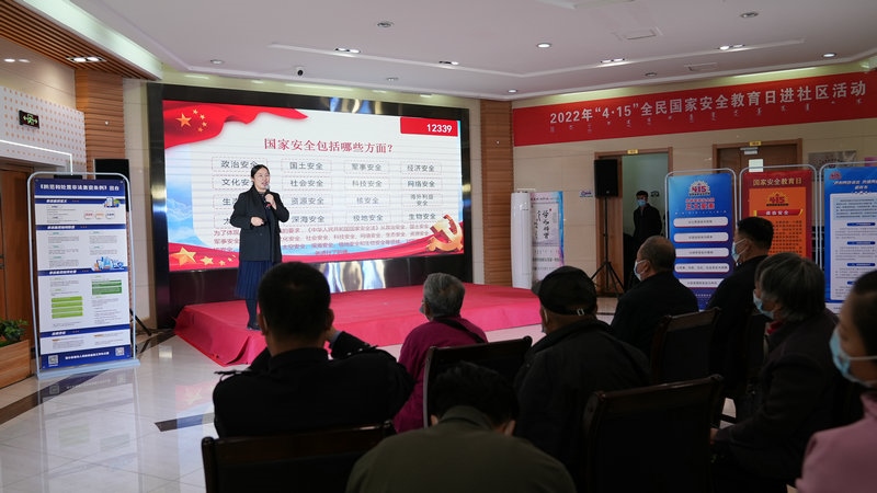 線下聯(lián)合各國(guó)家安全委員單位同步開展“國(guó)家安全進(jìn)社區(qū)”活動(dòng)，現(xiàn)場(chǎng)通過以國(guó)家安全知識(shí)問答為主線，穿插烏蘭牧騎演出、國(guó)家安全宣講、發(fā)放國(guó)家安全法律法規(guī)讀本等形式，圍繞什么是國(guó)家安全、國(guó)家安全包含哪些內(nèi)容、如何維護(hù)國(guó)家安全等方面，為社區(qū)老百姓開展宣傳宣講，同時(shí)作為現(xiàn)場(chǎng)“進(jìn)社區(qū)”活動(dòng)與線上直播活動(dòng)連線，把現(xiàn)場(chǎng)熱烈氣氛帶到網(wǎng)絡(luò)，與大家共同分享。 (4)_副本.jpg