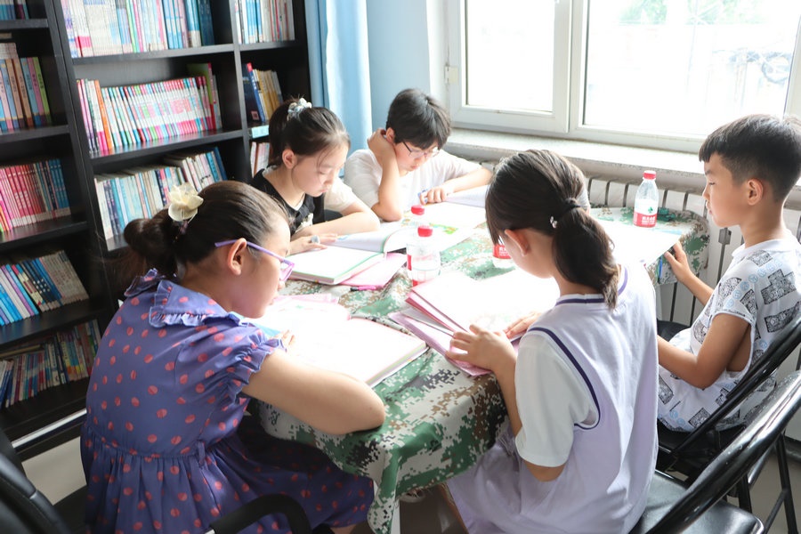 孩子們?cè)谥行臅肯硎茏x書的快樂(lè).JPG