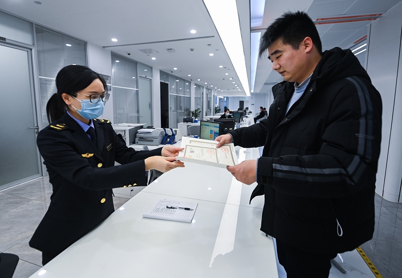 2023年2月8日，浙江省湖州市吳興區(qū)，企業(yè)負責人在中小微企業(yè)一站式服務平臺領取營業(yè)執(zhí)照。