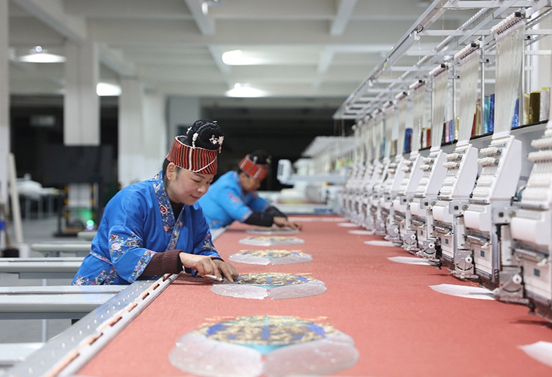 2023年2月13日，貴州省黔東南苗族侗族自治州施秉縣工業(yè)園區(qū)，工人在機繡車間作業(yè)。