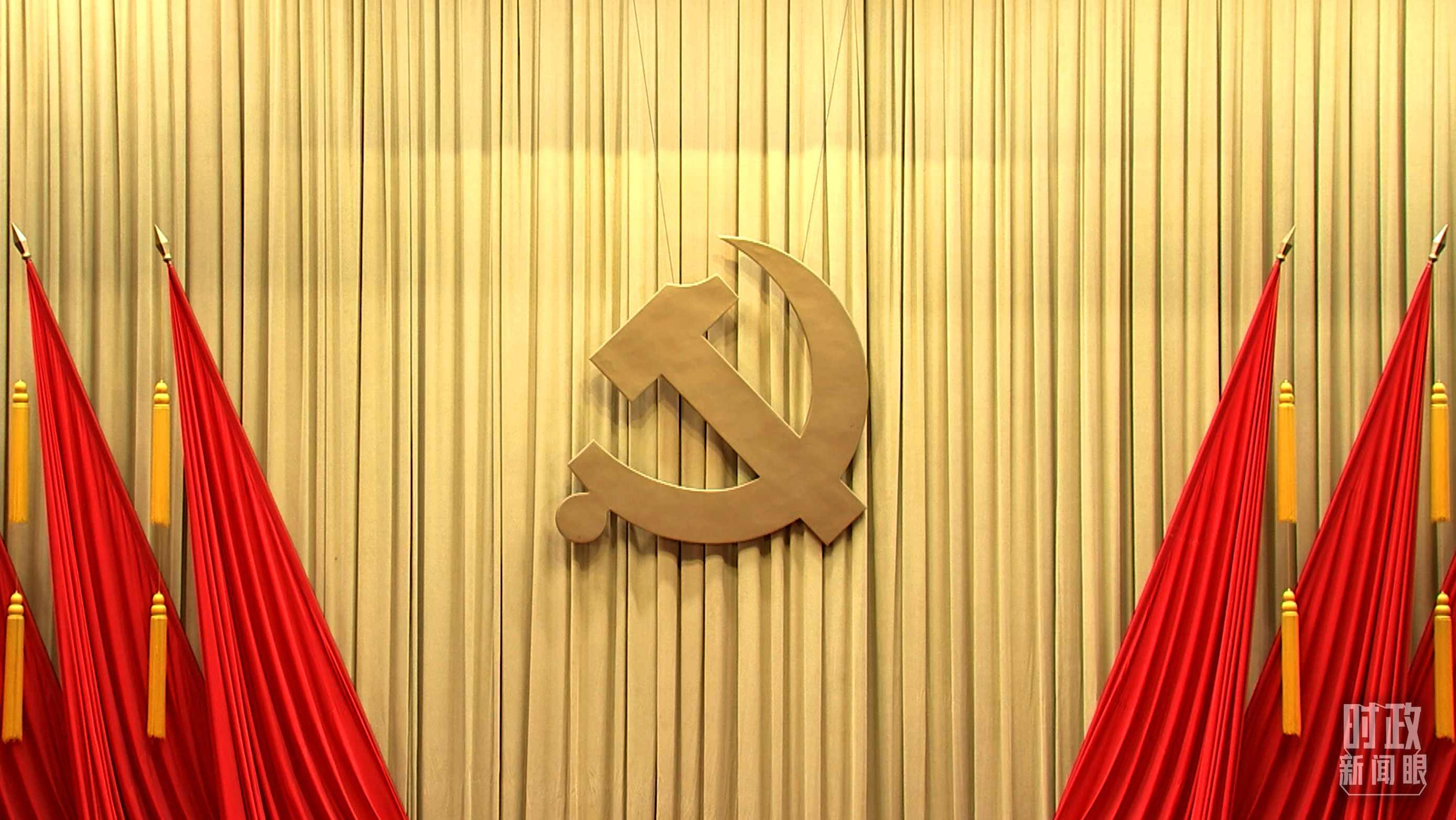 △會場上莊嚴的黨徽。（總臺央視記者郭鴻拍攝）