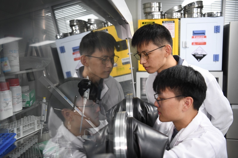 2022年10月19日，中國(guó)科學(xué)技術(shù)大學(xué)地球和空間科學(xué)學(xué)院研究員、青年教師郝記華（后）在實(shí)驗(yàn)室與學(xué)生交流。