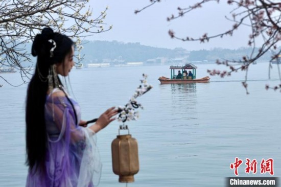 圖為游客在昆明湖畔游玩。<a target='_blank' data-cke-saved-href='/' href='/'><p align=