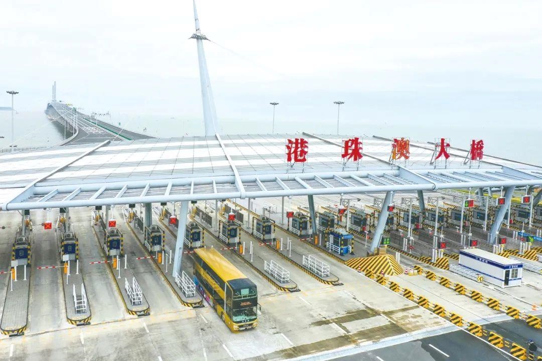 △一輛從香港開往珠海的港珠澳大橋穿梭巴士入境珠海。