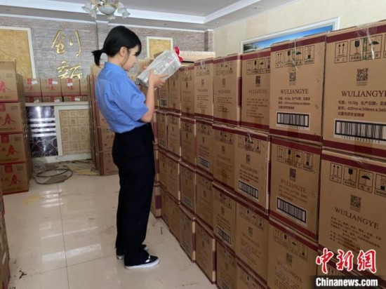 資料圖為檢察人員核對(duì)查獲的假冒品牌白酒。青海省人民檢察院供圖
