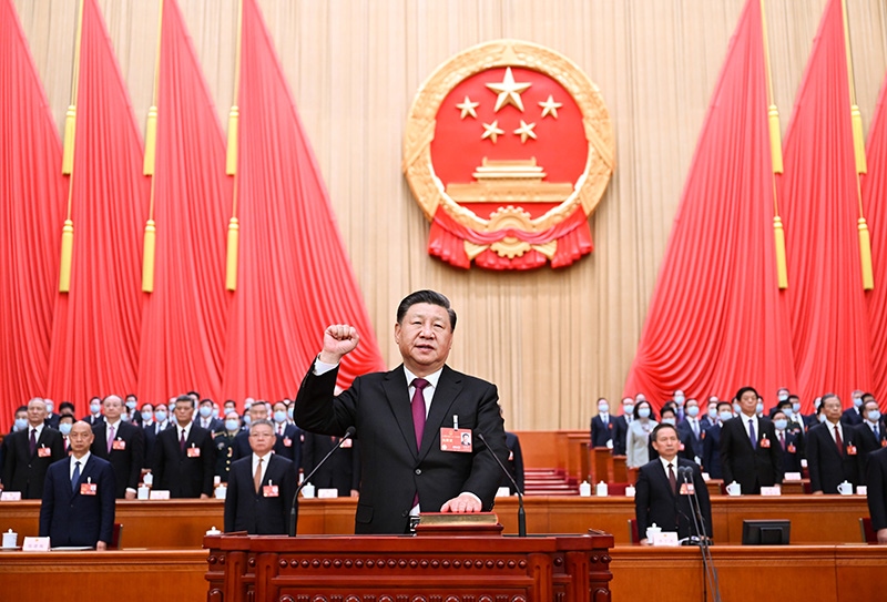 2023年3月10日，十四屆全國人大一次會(huì)議在北京人民大會(huì)堂舉行第三次全體會(huì)議。習(xí)近平全票當(dāng)選為中華人民共和國主席、中華人民共和國中央軍事委員會(huì)主席。這是習(xí)近平進(jìn)行憲法宣誓。