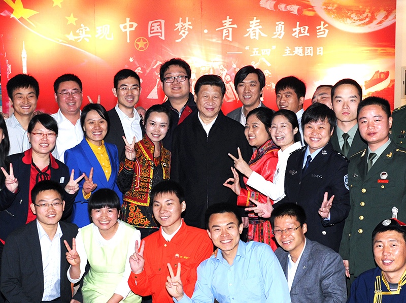 2013年5月4日，習近平總書記來到中國航天科技集團公司中國空間技術(shù)研究院，同各界優(yōu)秀青年代表座談并發(fā)表重要講話。這是座談會前，習近平和在展廳參觀的優(yōu)秀青年代表合影。