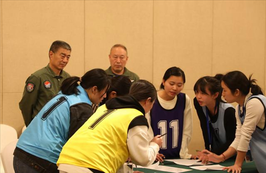 2023年4月4日，參加海軍招飛選拔的學生在心理選拔環(huán)節(jié)討論發(fā)言，海軍飛行人才心理選拔專家對參檢學生進行活動觀察。