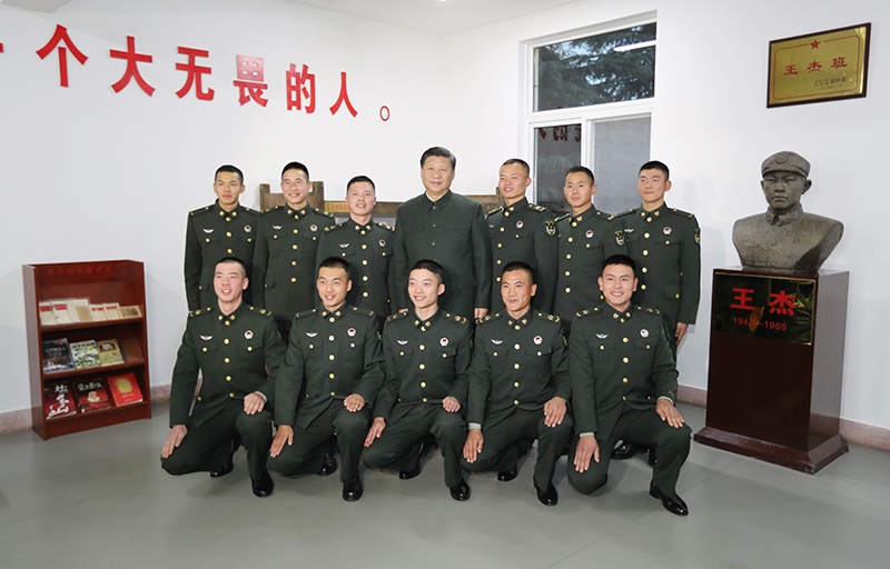 2017年12月13日，中共中央總書記、國家主席、中央軍委主席習(xí)近平到第71集團(tuán)軍視察。這是習(xí)近平同“王杰班”戰(zhàn)士合影。