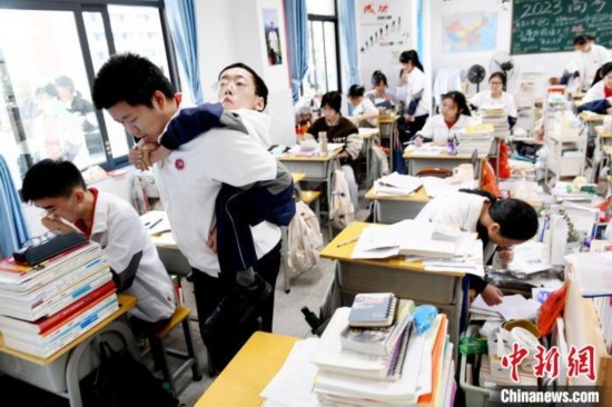 遇到鐘華強課堂上內急，江西省南康中學北校區(qū)的高三學生朱金祥便會及時背著他前往衛(wèi)生間。 卓忠偉 攝