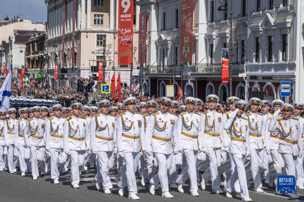 5月9日，在俄羅斯符拉迪沃斯托克市，軍人參加閱兵式。新華社發(fā)（郭飛洲攝）