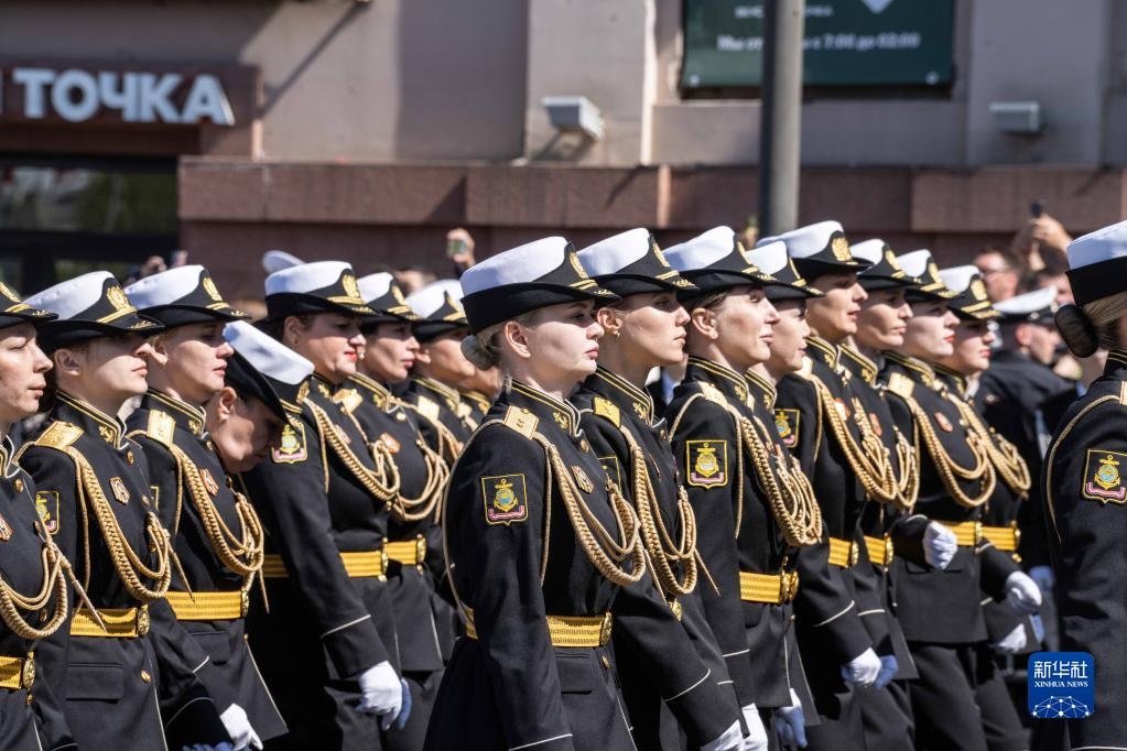 5月9日，在俄羅斯符拉迪沃斯托克市，軍人參加閱兵式。新華社發(fā)（郭飛洲攝）