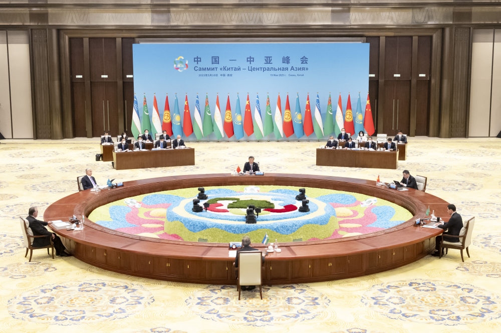 5月19日上午，國家主席習(xí)近平在陜西省西安市主持首屆中國－中亞峰會并發(fā)表題為《攜手建設(shè)守望相助、共同發(fā)展、普遍安全、世代友好的中國－中亞命運(yùn)共同體》的主旨講話。哈薩克斯坦總統(tǒng)托卡耶夫、吉爾吉斯斯坦總統(tǒng)扎帕羅夫、塔吉克斯坦總統(tǒng)拉赫蒙、土庫曼斯坦總統(tǒng)別爾德穆哈梅多夫、烏茲別克斯坦總統(tǒng)米爾濟(jì)約耶夫出席。新華社記者 丁海濤 攝