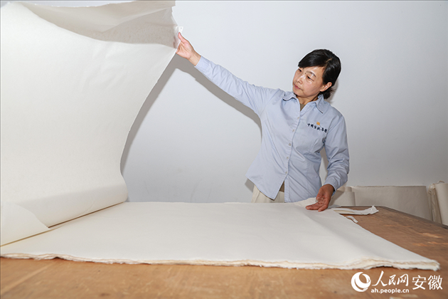 制簾需要將蔑條通過(guò)專門(mén)的小孔磨細(xì)。人民網(wǎng)記者 張俊攝