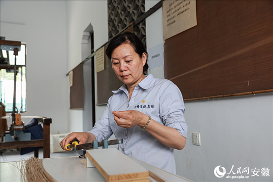 撈紙需要兩位師傅默契配合。人民網(wǎng)記者 張俊攝