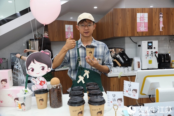 謝雨橋展示制作好的咖啡。人民網(wǎng)記者 馬曉波攝
