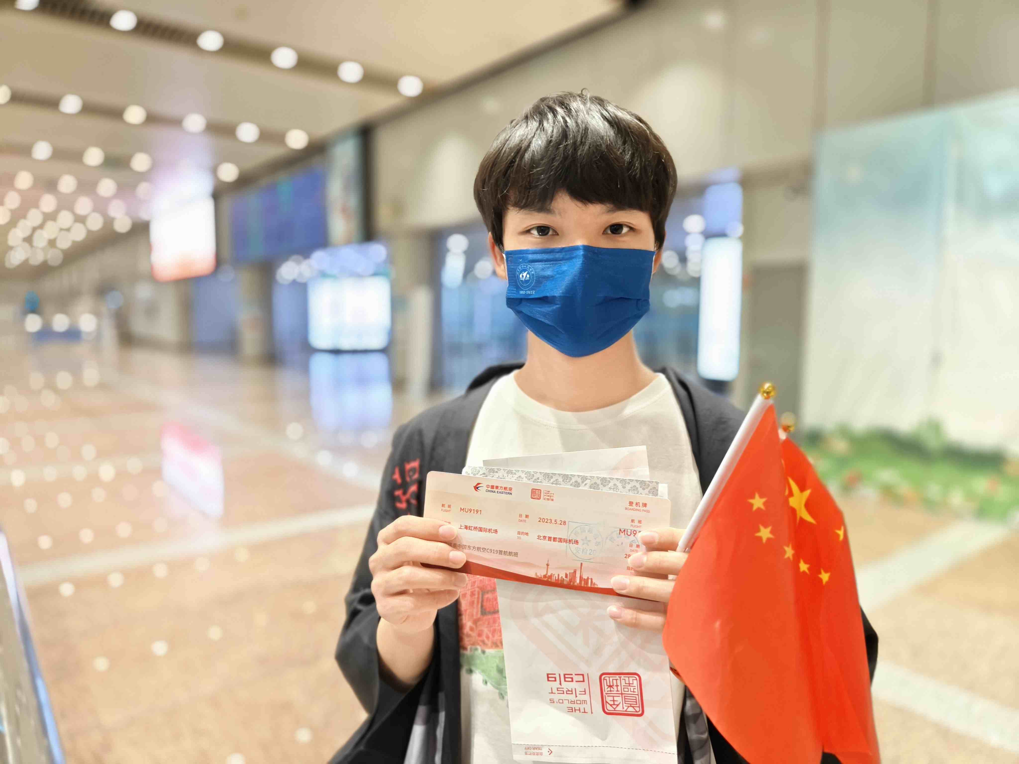 張可立向記者展示有著紀(jì)念意義的登機牌。人民網(wǎng)記者 夏曉倫攝