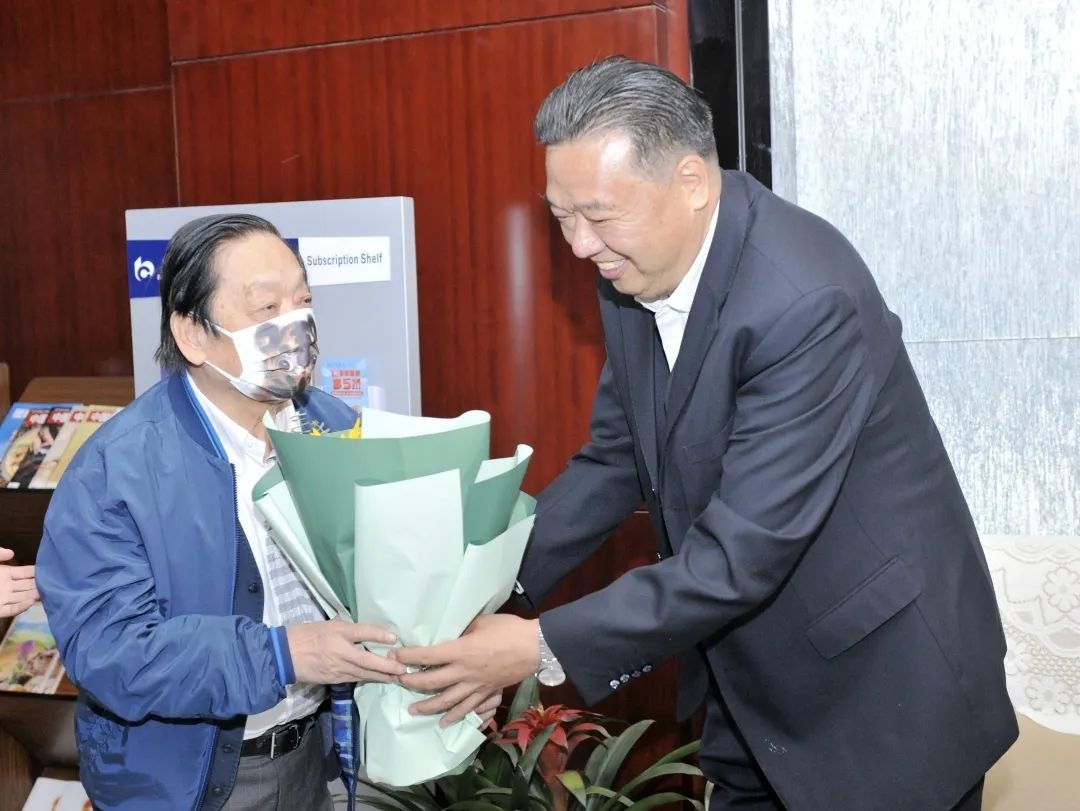 ▲青海省政協(xié)副主席、青海省林草局黨組書記、局長、祁連山國家公園青海省管理局局長李曉南在機(jī)場迎接韓美林