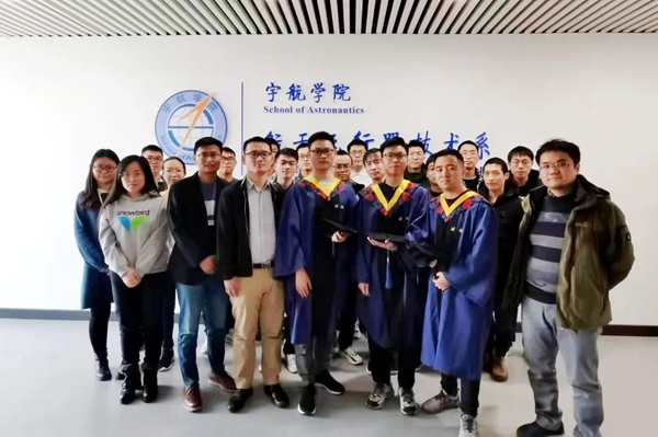桂海潮（前排左二）與實驗室碩士畢業(yè)生合影。校方供圖
